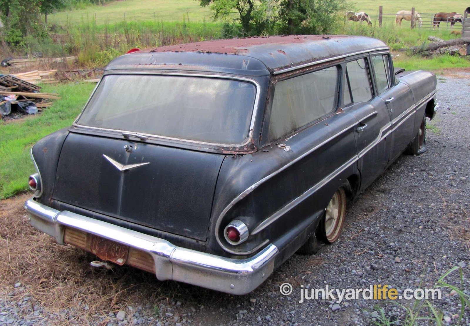 1958_brookwood_wagon_impala_barn_find_junkyard_tailgate.jpg