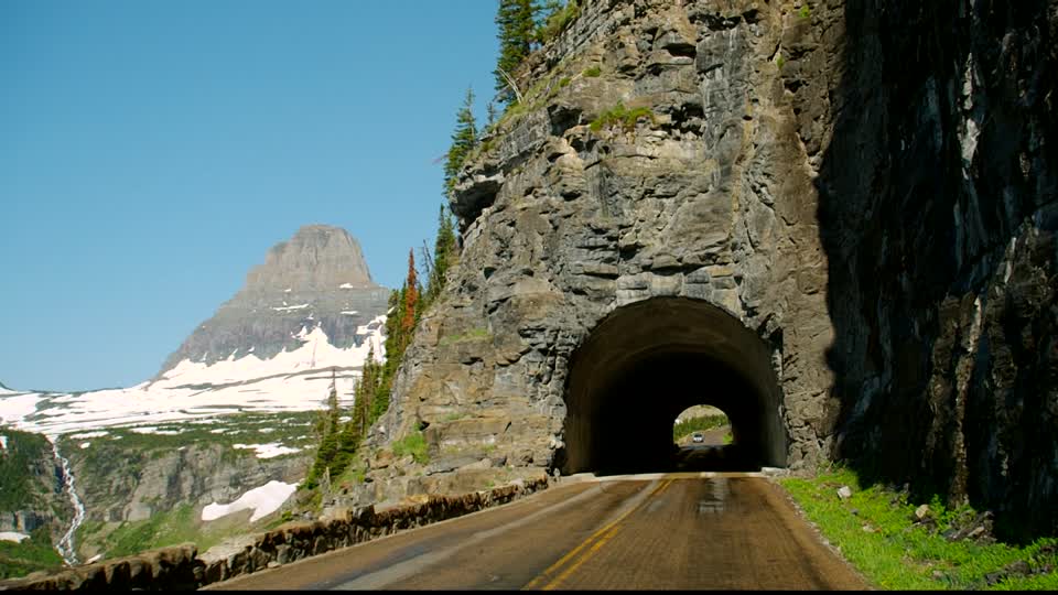 216495104-viaggio-in-galleria-sottopassaggio-glacier-national-park-strada-di-montagna.jpg