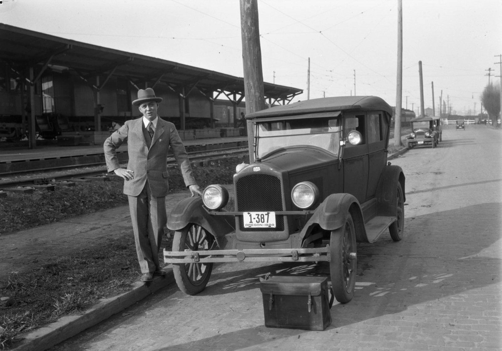 a2009-009-1204-man-posing-with-car-nw-14th-lovejoy-1928.jpg