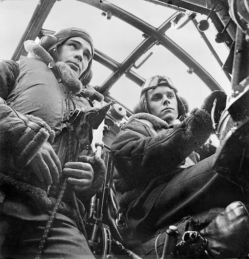 Copilot-A_portrait_by_Cecil_Beaton_of_the_pilot_and_co-pilot_of_a_Wellington_bomber_of_No._149...jpg