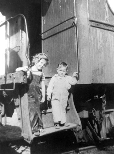 Fastrill_kids_on_back_of_Diboll_train_1940_370_500_75.jpg