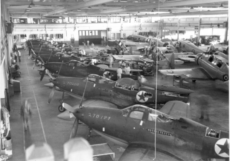 p-39-airacobras-at-blatchford-hanger.jpg