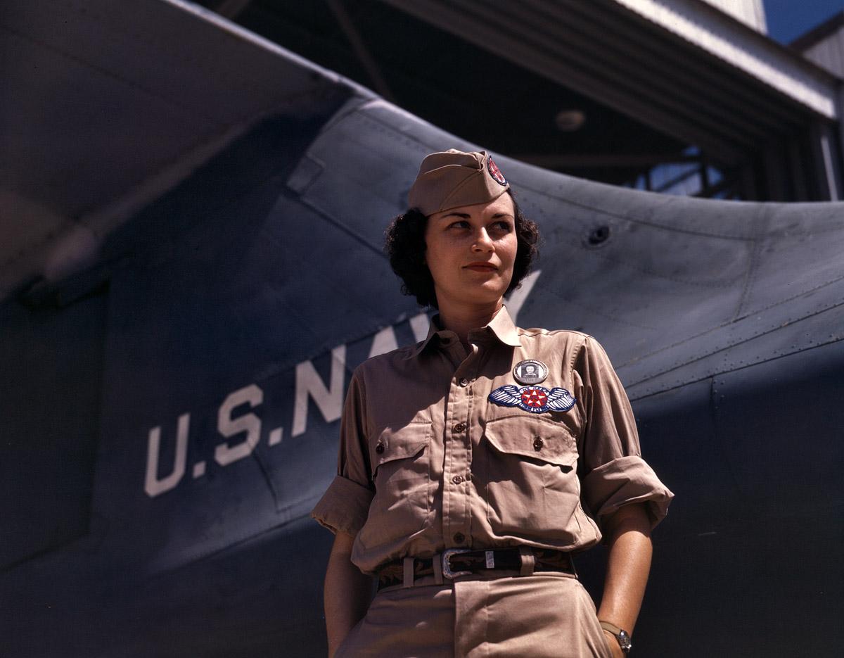 shorpy-archive-4x5-kodachrome-howard-hollem-senior-supervisor-eloise-j-ellis-1942.jpg