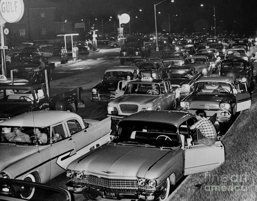 traffic-jam-in-front-of-gulf-station-in-queens-1960-william-jacobellis.jpg