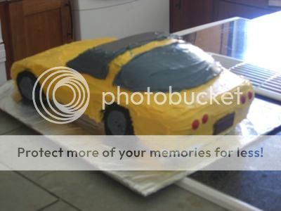 yellow-corvette-birthday-cake-21393690-1.jpg